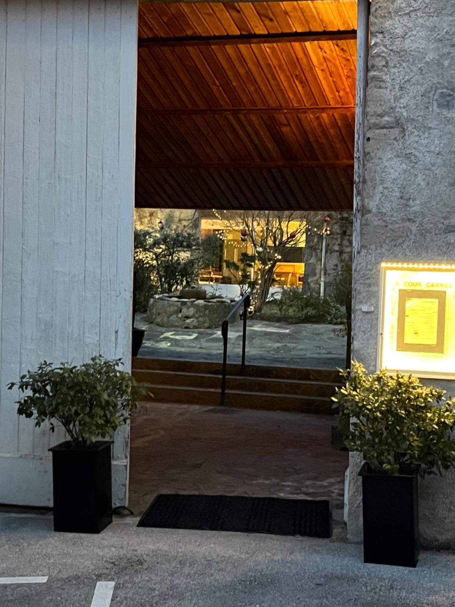 Hotel La Cour Carree Perrier Esterno foto